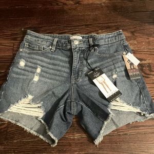 Sofia Vergara distressed jean shorts!